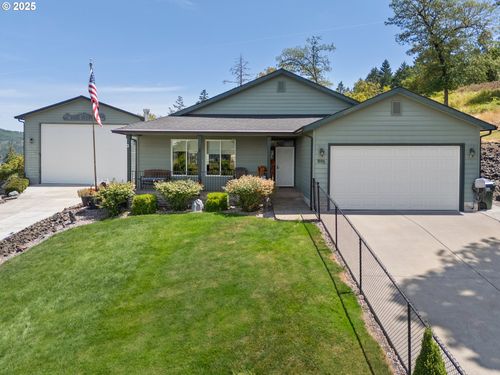 895 Valley Vista St, Sutherlin, OR, 97479-9364 | Card Image