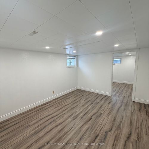 9 Keewatin St S, Oshawa, ON, L1H6Y9 | Card Image