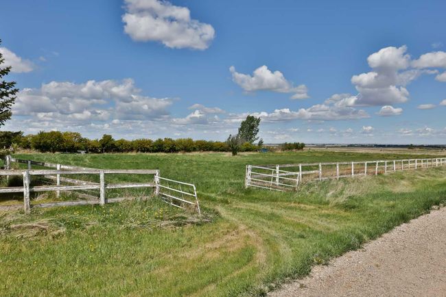 3.43 Acres, House other with 4 bedrooms, 3 bathrooms and null parking in Raymond AB | Image 6