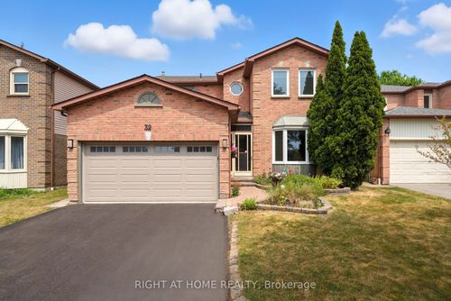 32 Horseshoe Dr, Whitby, ON, L1N8E9 | Card Image