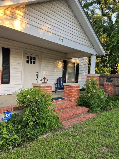 1102 N Travis Ave, Cameron, TX, 76520-2585 | Card Image