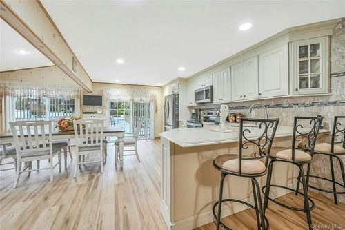 15 Shore Rd, Mount Sinai, NY, 11766-1608 | Card Image