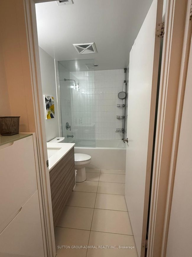 1611 - 210 Simcoe St, Condo with 2 bedrooms, 1 bathrooms and null parking in Toronto ON | Image 18