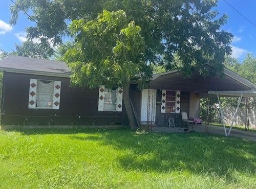 810 E Navarro Ave, Mart, TX, 76664-1716 | Card Image