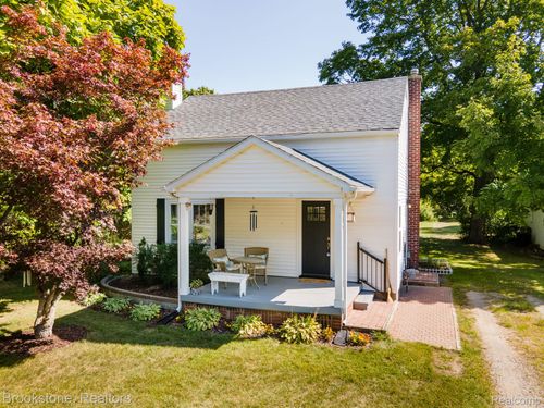 561 Pontiac St, Oxford, MI, 48371-4849 | Card Image