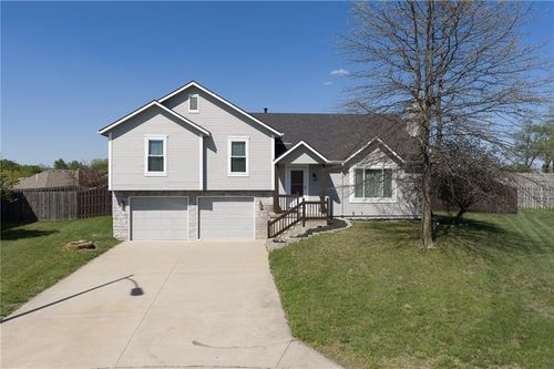 15506 Iron Creek Ct, Basehor, KS, 66007-9302 | Card Image