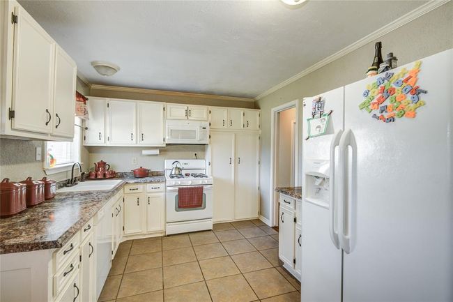 131 Laurel St, House other with 4 bedrooms, 1 bathrooms and 1 parking in Lake Jackson TX | Image 14
