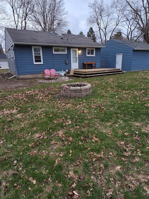 6465 Monrovia Dr, Waterford, MI, 48329-3162 | Card Image