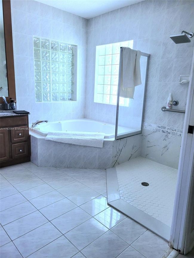 14246 Sw 21 St Ter, House other with 5 bedrooms, 3 bathrooms and null parking in Miami FL | Image 9