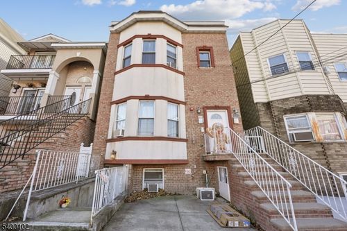 717 16th St, Union City, NJ, 07087-6749 | Card Image