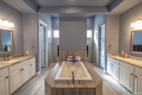 355 Shannon Rdg, Floresville, TX, 78114-6557 | Card Image