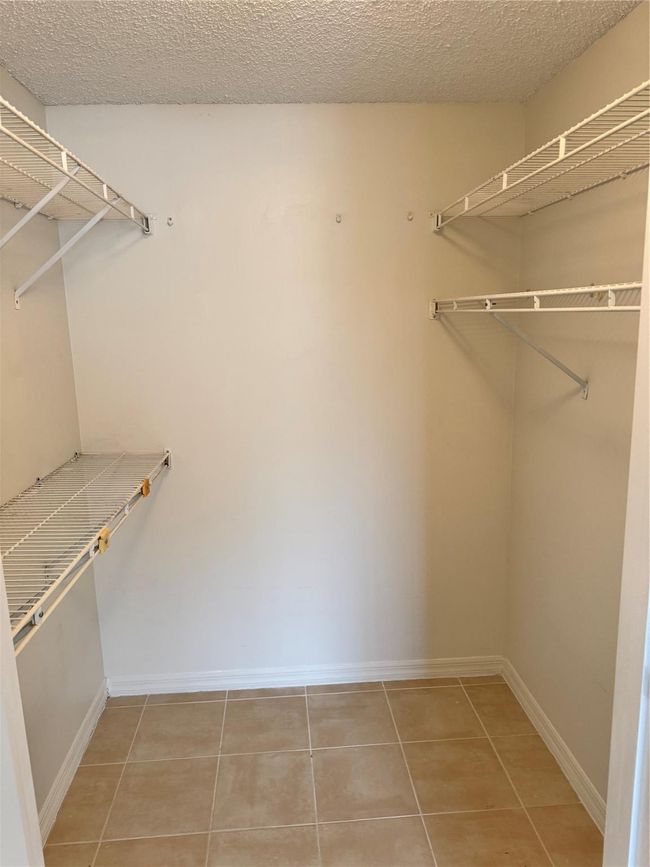 WALK-IN CLOSET | Image 27