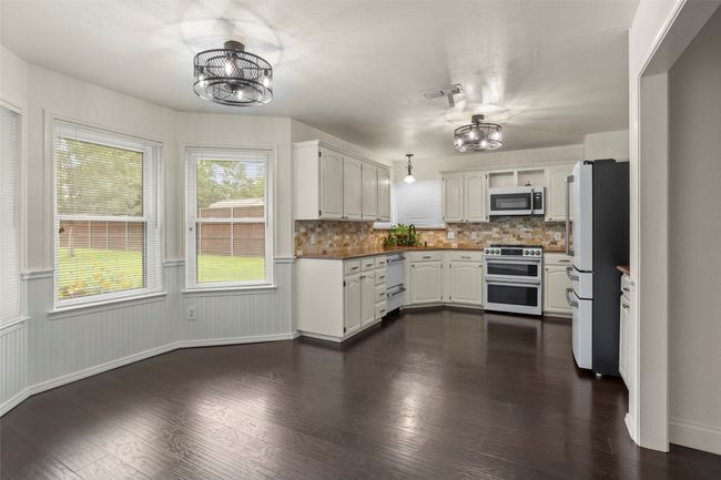230 Bent Tree Trl, House other with 3 bedrooms, 2 bathrooms and null parking in Burleson TX | Image 10