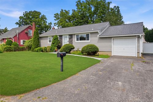 96 E 12th St, Huntingtn Sta, NY, 11746-2520 | Card Image