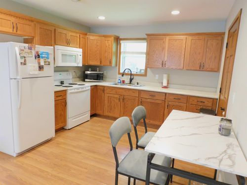 402b 5th St, Delhi, IA, 52223-8566 | Card Image