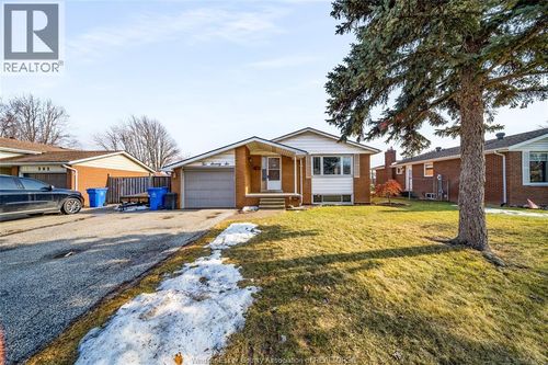 276 Brien Ave E, Essex, ON, N8M2P8 | Card Image