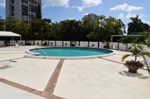 1905-2425 Presidential Way, West Palm Beach, FL, 33401-1322 | Card Image