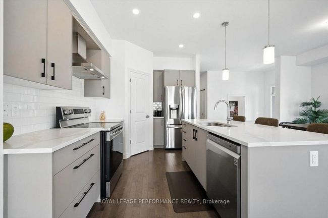 665 Cordelette Cir, House attached with 3 bedrooms, 3 bathrooms and 4 parking in Orleans ON | Image 11