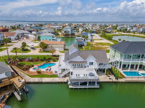 208 Coconut St, Tiki Island, TX, 77554-6130 | Card Image