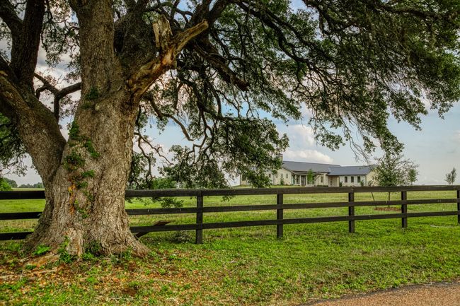 4961 Hartfield Rd, Home with 4 bedrooms, 5 bathrooms and 2 parking in Round Top TX | Image 5