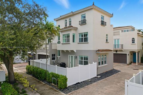 623 Ne 11th Ave, Fort Lauderdale, FL, 33304-4695 | Card Image