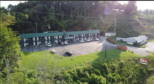 1798 S Wilderness Rd, Mount Vernon, KY, 40456-7627 | Card Image