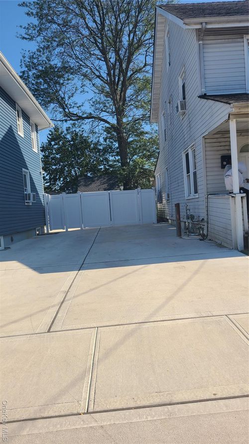 4 Duryea Pl, Hempstead, NY, 11550-5024 | Card Image
