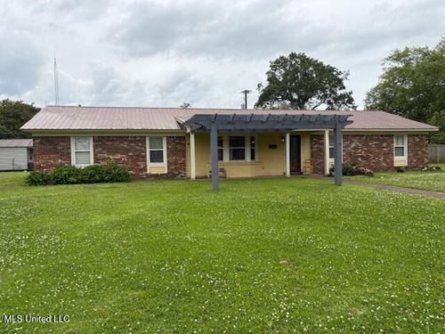 3 Pemberton Cir, Greenwood, MS, 38930-2423 | Card Image