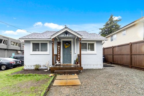 325 Hudson Bay Street, House other with 3 bedrooms, 1 bathrooms and 4 parking in Hope BC | Card Image