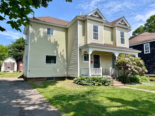 26 Queen St, Amherst, NS, B4H1P9 | Card Image