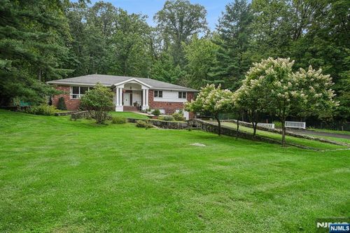 63 Fells Road, Verona, NJ, 07044 | Card Image