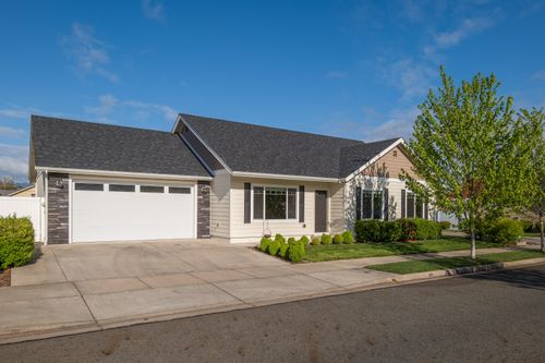 918 Sw Blackberry Ln, Grants Pass, OR, 97527-5538 | Card Image