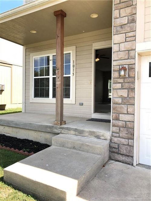1015 Tamarisk Dr, Leavenworth, KS, 66048-5594 | Card Image