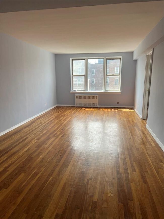 APT-3H - 300 N Broadway, Home with 2 bedrooms, 1 bathrooms and null parking in Yonkers NY | Image 5