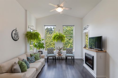 401-265 Ross Dr, New Westminster, BC, V3L0C8 | Card Image