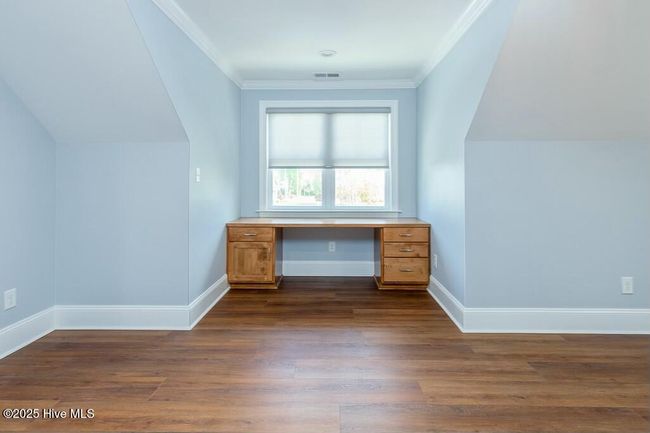Desk Area in Bonus Room | Image 29