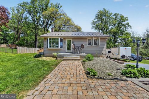 215 N Limestone Rd, PARKESBURG, PA, 19365-1003 | Card Image
