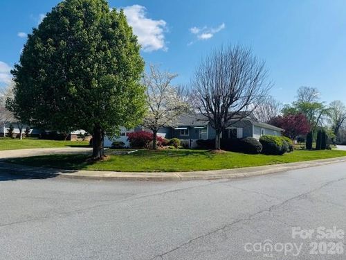 200 Dartcrest Dr, Hendersonville, NC, 28792-2965 | Card Image