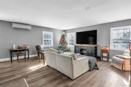 11 Seward Ln, Stony Brook, NY, 11790-3108 | Card Image