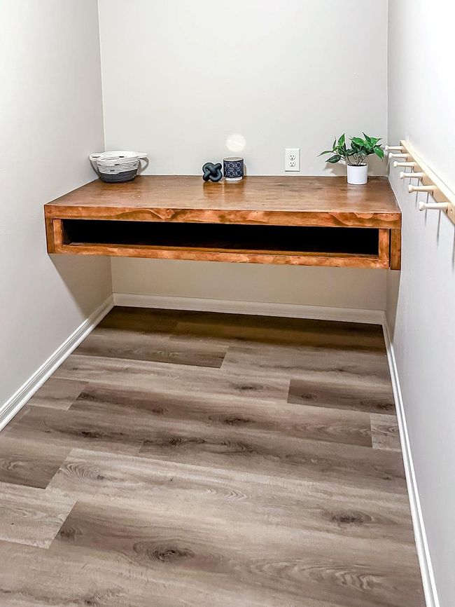 Desk /shelving area | Image 33