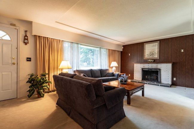 692 Blue Mountain St, House other with 3 bedrooms, 1 bathrooms and 6 parking in Coquitlam BC | Image 5