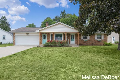 7079 Southwood Dr, Jenison, MI, 49428-8115 | Card Image