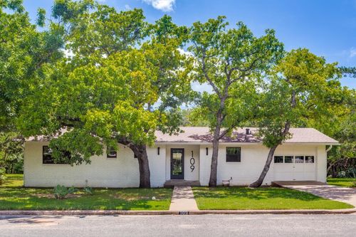 109 Glenwood Dr, Fredericksburg, TX, 78624-2909 | Card Image