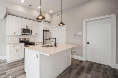 2r-639 W 18th St, Chicago, IL, 60616-1048 | Card Image