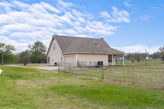 392 Old Highway 6, House other with 3 bedrooms, 2 bathrooms and null parking in Howe TX | Image 31