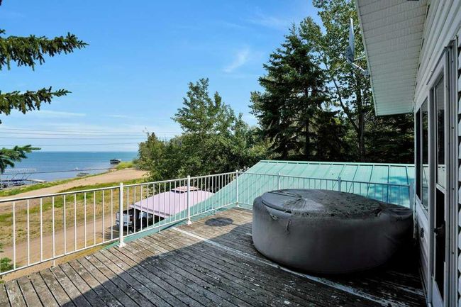 34 Beach St E, House other with 3 bedrooms, 2 bathrooms and 2 parking in Rochon Sands AB | Image 18