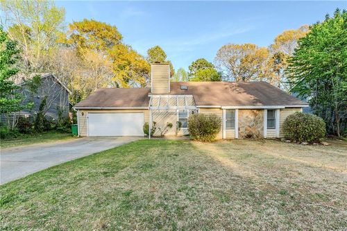 870 Chapman Cir, Stone Mountain, GA, 30088-2552 | Card Image