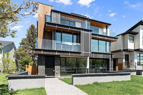 726 25 Ave Nw, Calgary, AB, T2M2B2 | Card Image