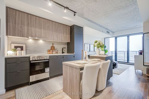 518-7 Smith Cres, Etobicoke, ON, M8Z0G3 | Card Image