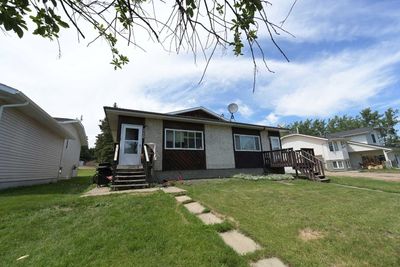 2220 22 Ave, Home with 3 bedrooms, 1 bathrooms and 2 parking in Delburne AB | Image 1